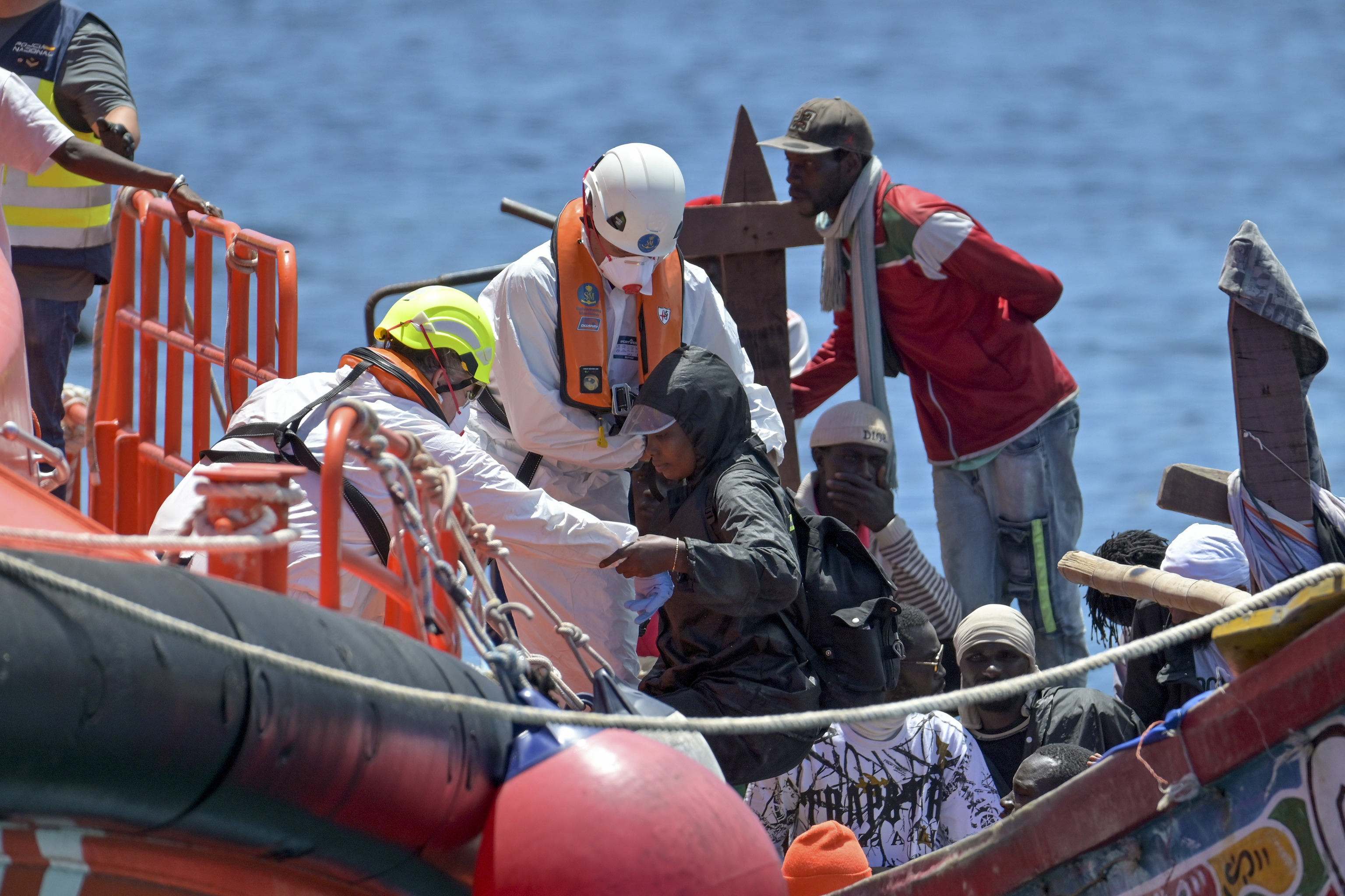 Salvamento Marítimo escoltando un cayuco hasta el puerto de la Restinga