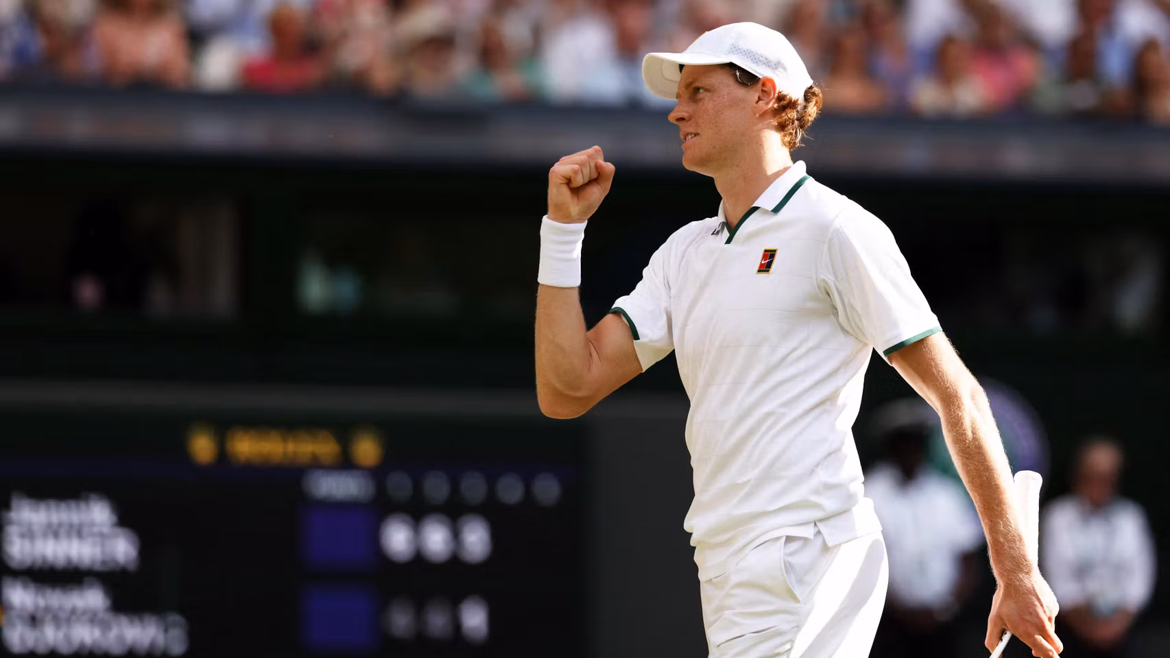 Sinner celebrando un punto durante el partido ante Djokovic. 