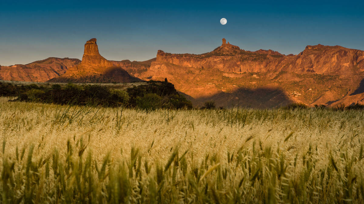 Foto: El Roque de Bentayga, el Roque Nublo y la luna llena desde Acusa, Artenara. (Nacho González Oramas)