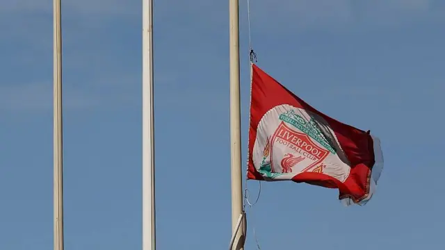 La bandera del Liverpool ondea a media asta en el estadio de Anfield