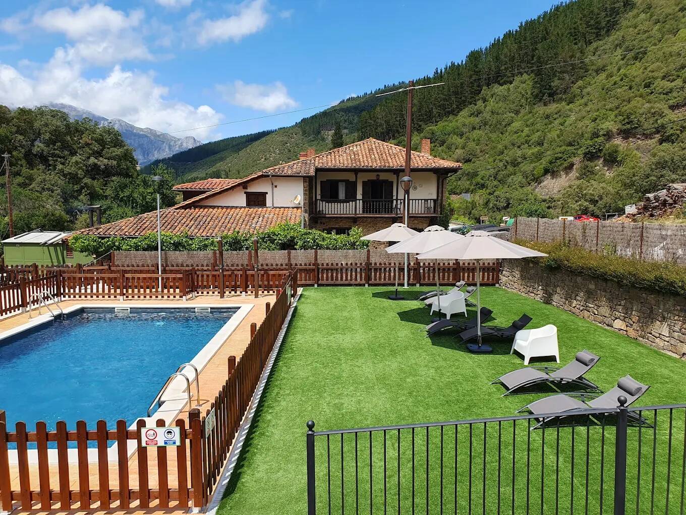 Foto: Vista del camping de Cantabria enclavado a las puertas de los Picos de Europa, un refugio natural con piscina en plena montaña. (Google)