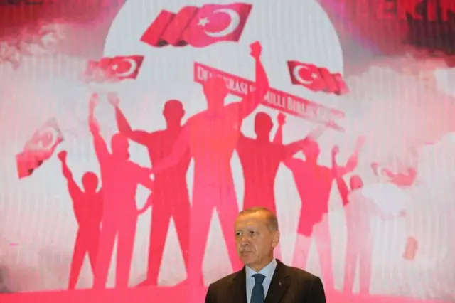 El presidente turco, Recep Tayyip Erdogan, se dirige a la multitud en el Puente de los Mártires del 15 de Julio durante los actos del Día de la Democracia y la Unidad Nacional del 15 de Julio, conmemorando el segundo aniversario del golpe de Estado derrotado del 15 de Julio en Estambul, Turquía, el 15 de julio de 2018.