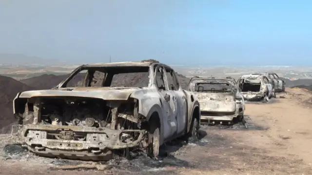 Una captura de pantalla de un vídeo muestra los restos de vehículos calcinados utilizados por personas que fallecieron al intentar escapar de los mortíferos incendios forestales que afectaron a la provincia de Almería —según la Guardia Civil española—, en Bédar, Almería.