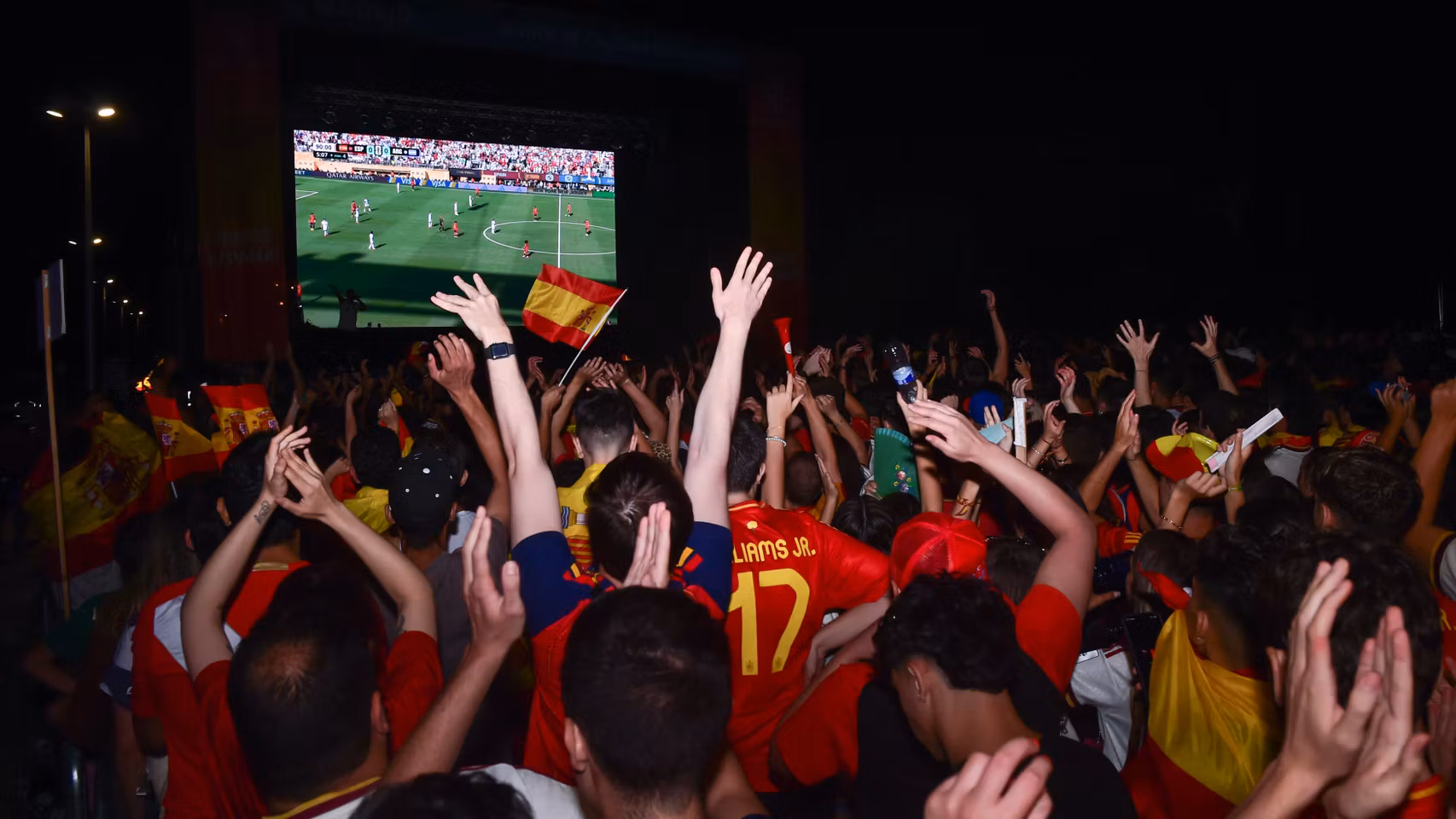 Aficionados de la selección española en el Puente del Rey durante la celebración del partido entre España y Argentina, a 19 de julio de 2026, en Madrid (España).