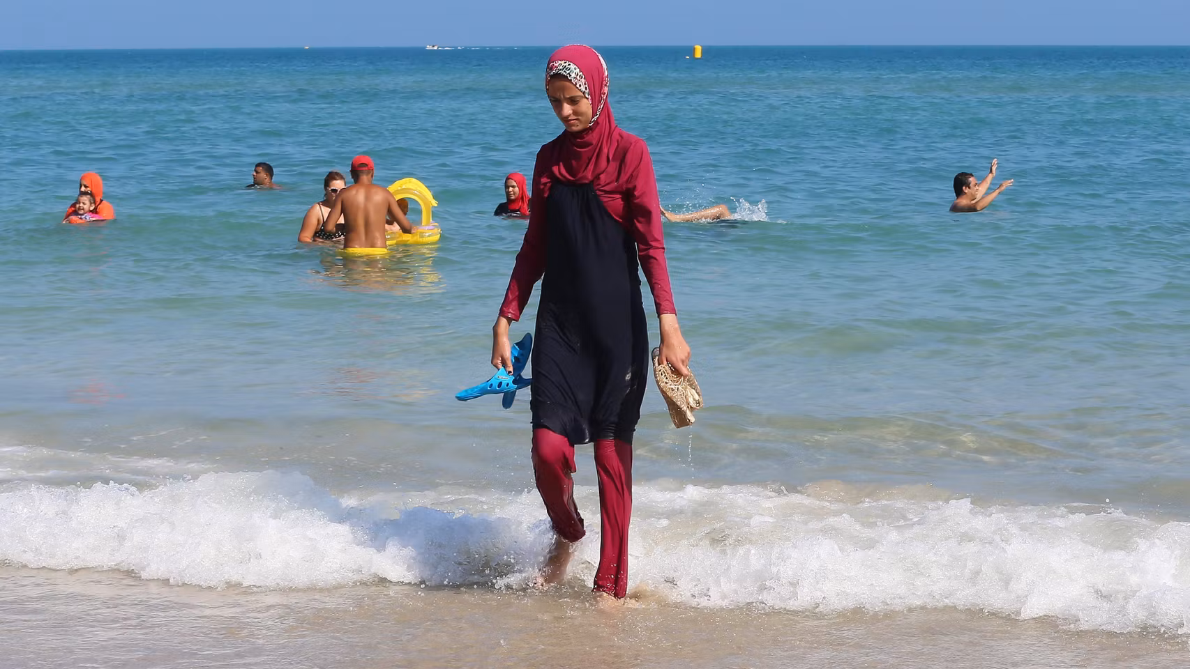 Una mujer se baña con 'burkini'