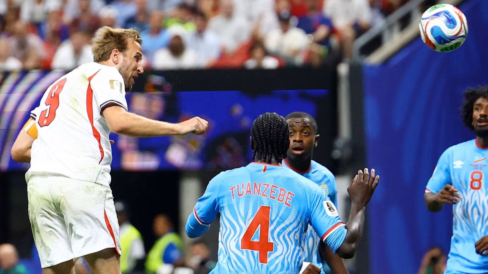 Harry Kane, de Inglaterra , anota el primer gol de su selección.