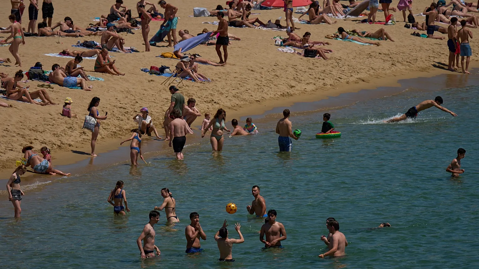 Swimmers cool off on a beach in Barcelona, 27 May, 2026
