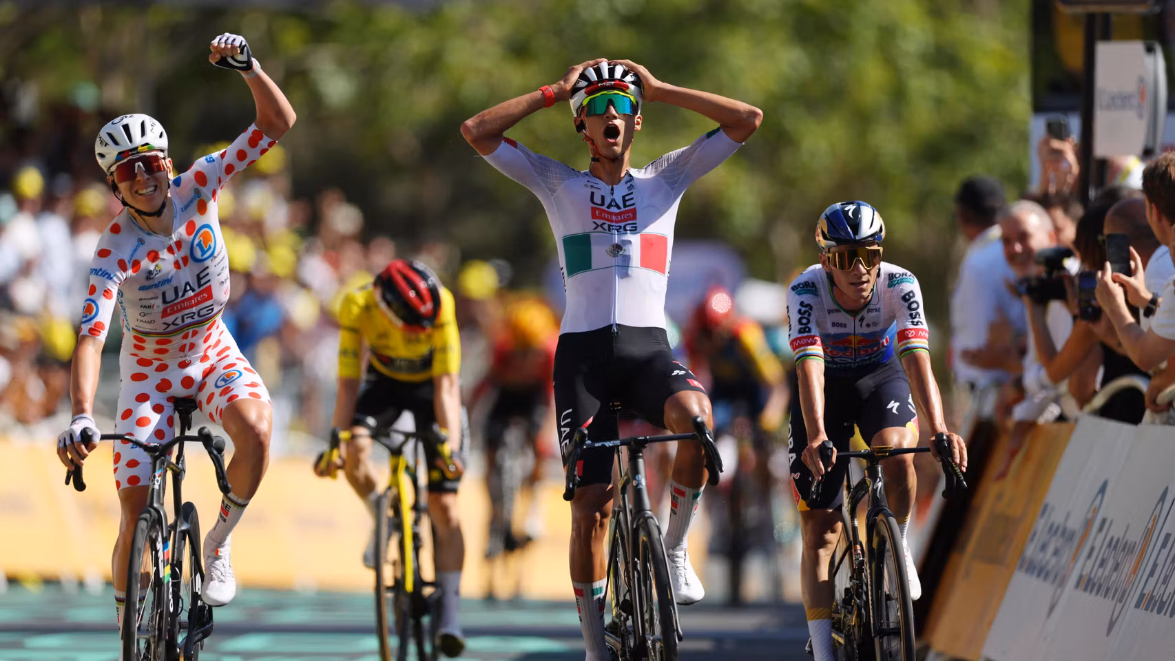Isaac del Toro y Tadej Pogacar del UAE Team Emirates XRG celebrando la victoria en la Etapa 2.