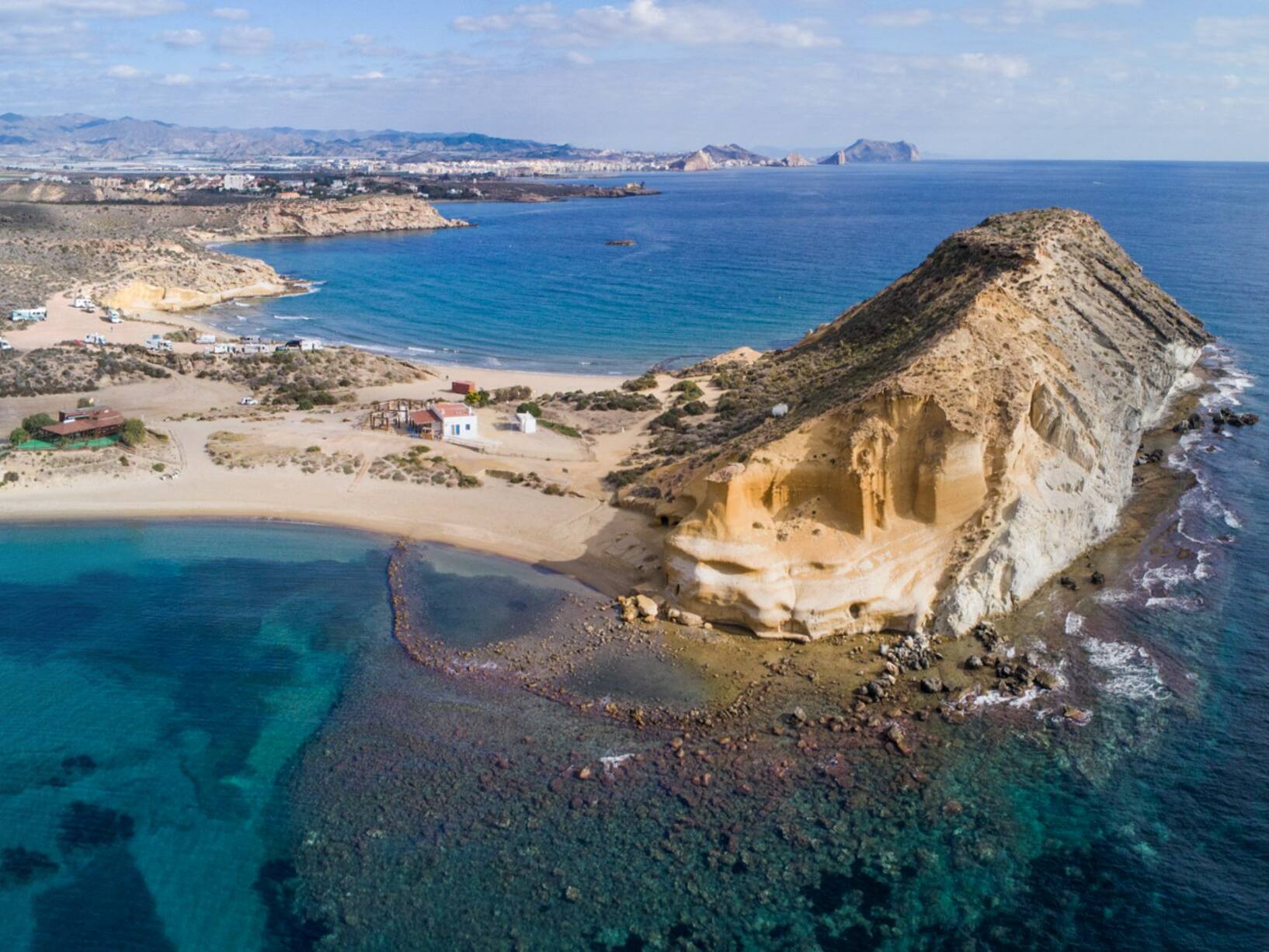 Foto: Panorámica de esta joya del litoral mediterráneo, donde un mismo arenal une dos provincias en un entorno natural privilegiado. (Extraída de X)