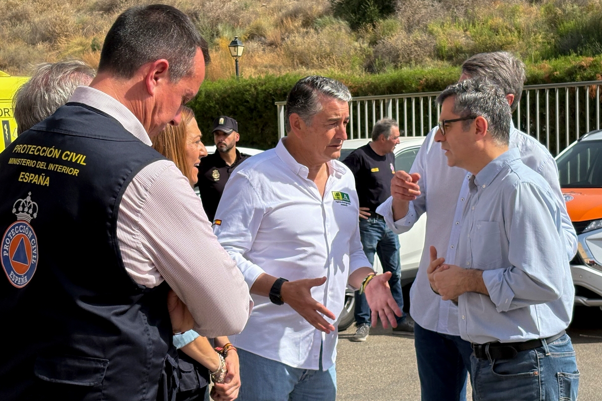 Félix Bolaños y Antonio Sanz, en el Puesto de Mando Avanzado en Turre. (EFE/Laura Rincón)