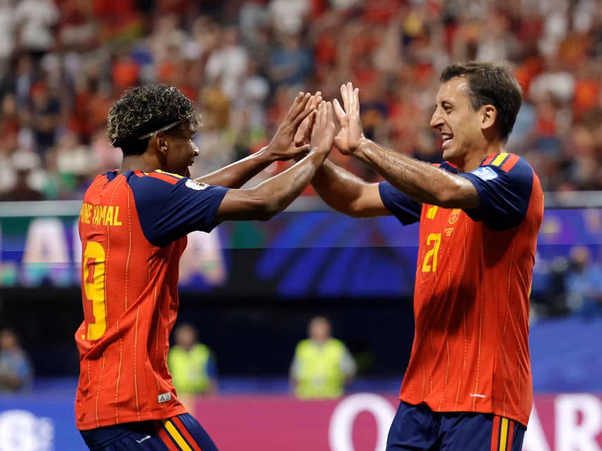 Lamine Yamal y Oyarzabal celebran uno de los goles de España ante Arabia Saudí.