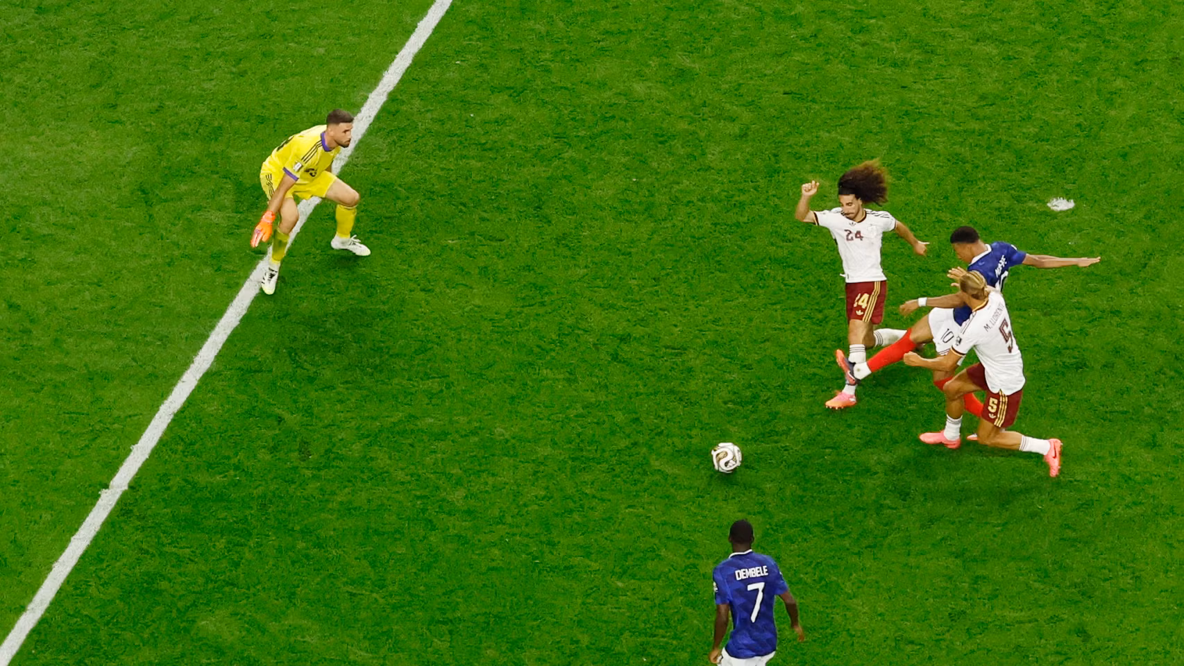 Cucurella evita una ocasión de Mbappé en el área de España.