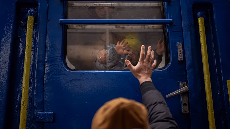 Symbolic image: A man says goodbye at Kyiv’s railway station to his wife and his two-year-old son, who are travelling by train to Lviv.