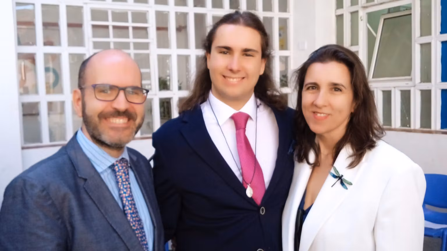 Jose Flores, en el centro, junto a sus padres.