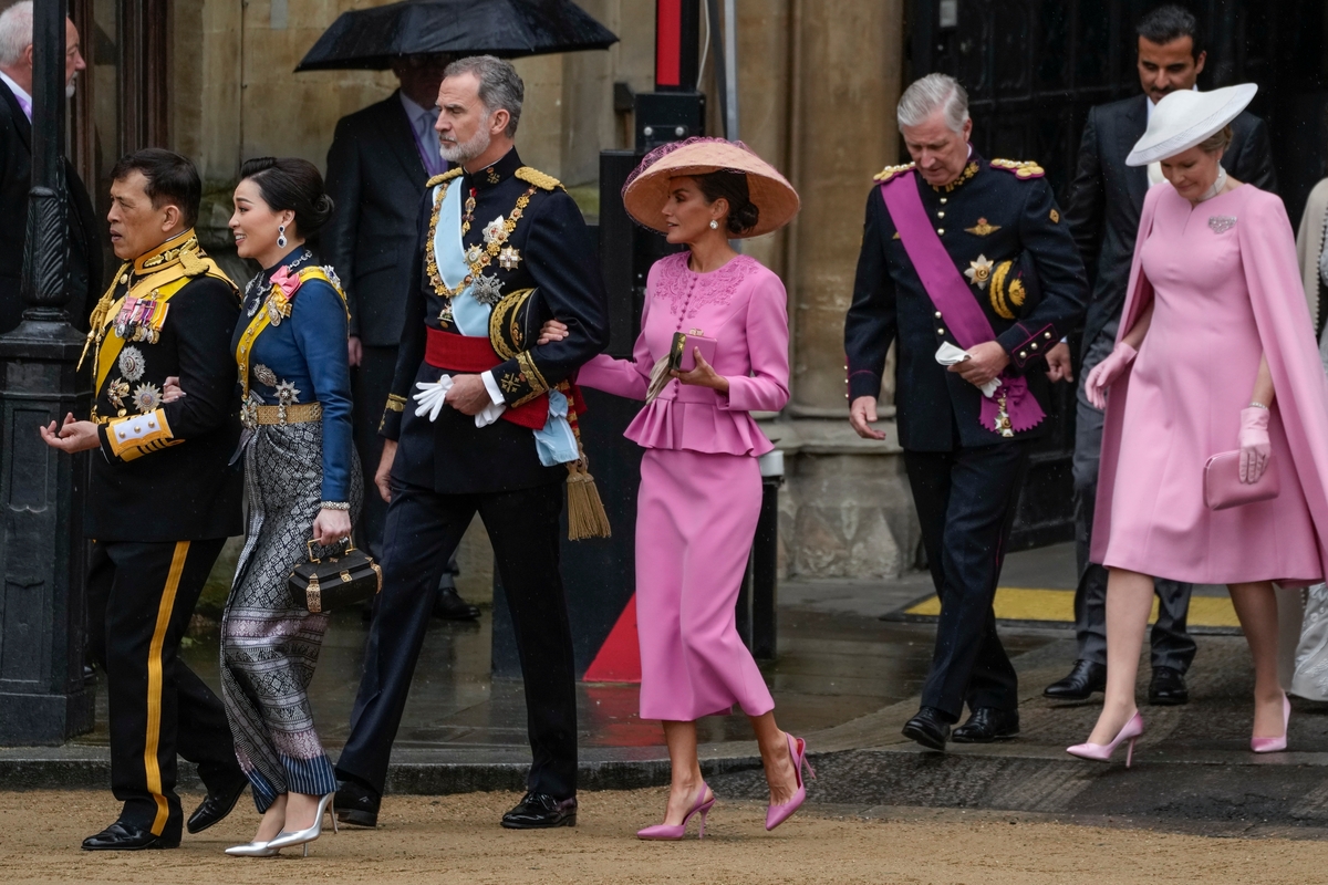 El rey Felipe VI y la reina Letizia de España, centro, llegan a la Abadía de Westminster para la coronación del rey Carlos III y la reina Camila en Londres, el sábado 6 de mayo de 2023. (Foto AP/Alessandra Tarantino)