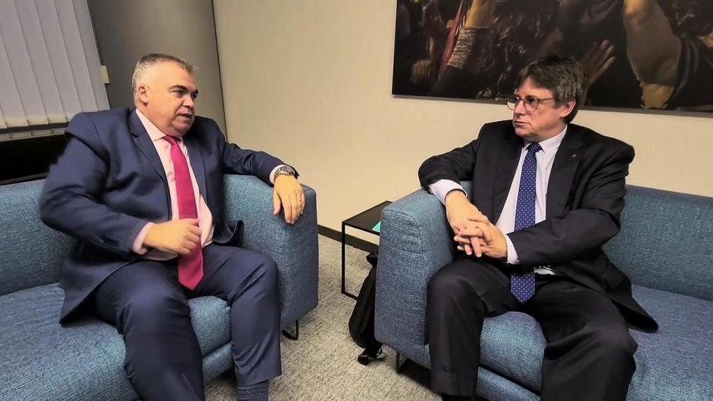 Santos Cerdán, durante su reunión en octubre de 2023 con el fugado Puigdemont en Bruselas.