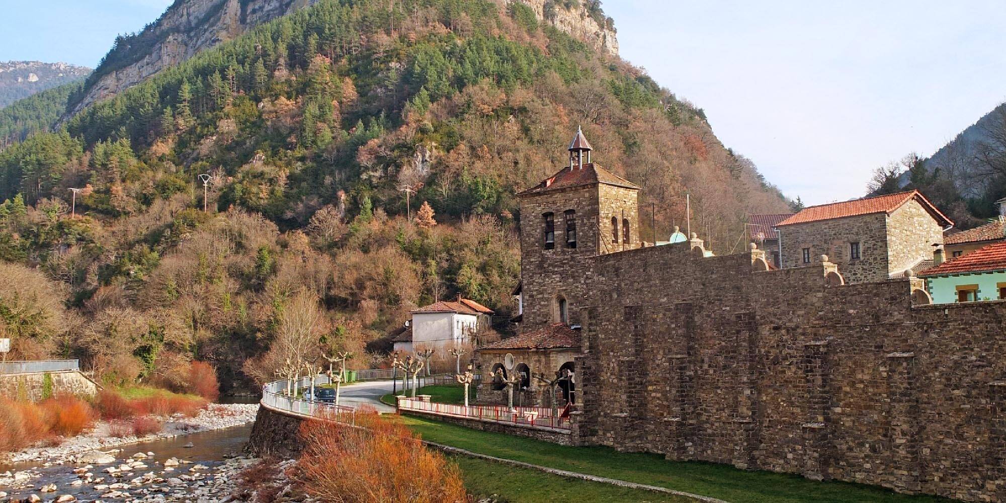 Foto: Una estampa serena del Valle del Roncal, encajado entre laderas boscosas y el cauce del río Esca. (Turismo de Navarra)