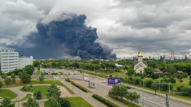 Una gruesa columna de humo sale de una refinería de petróleo en Moscú tras un ataque con drones ucranianos.