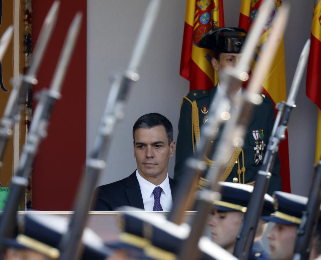 Pedro Sánchez, en 2023, durante el desfile militar con motivo del Día de la Fiesta Nacional.