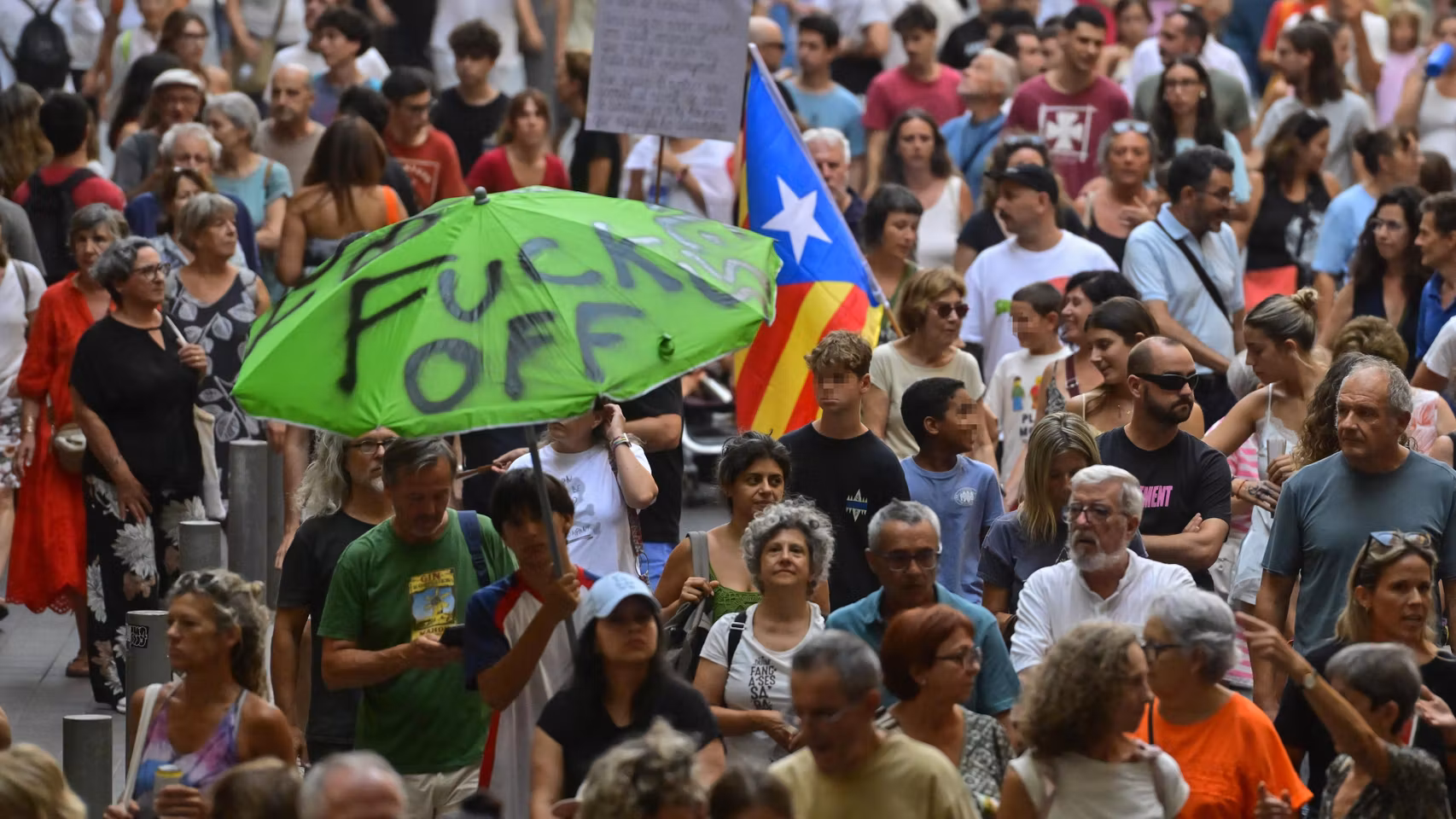 Decenas de miles de personas se congregan en Palma de Mallorca para protestar por el turismo en la isla. 