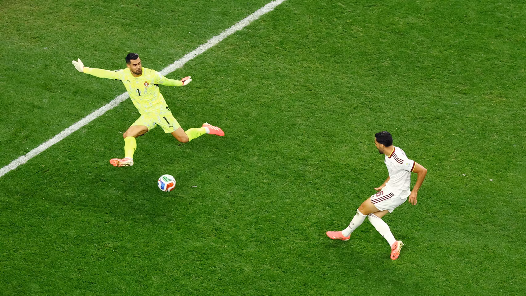 Mikel Merino bate a Diogo Costa.