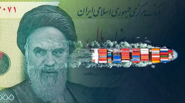 Imagen compuesta de un billete iraní que muestra, a la izquierda, un gran retrato grabado del exayatolá Ruhollah Jomeini junto a inscripciones en persa, combinada con una vista aérea de un buque portacontenedores que transporta carga multicolor a la derecha.