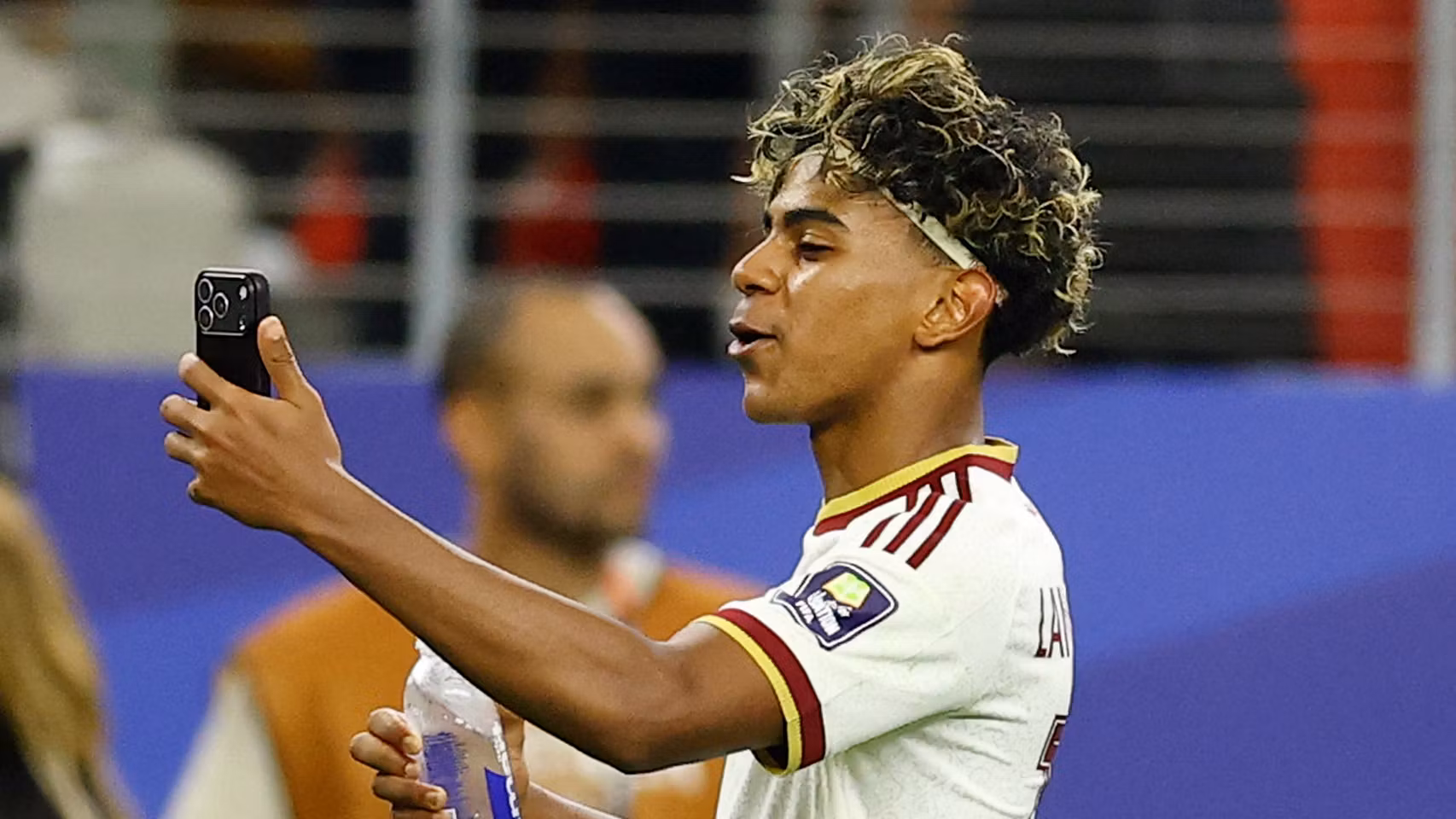 Lamine Yamal celebra el pase de España a la final del Mundial.