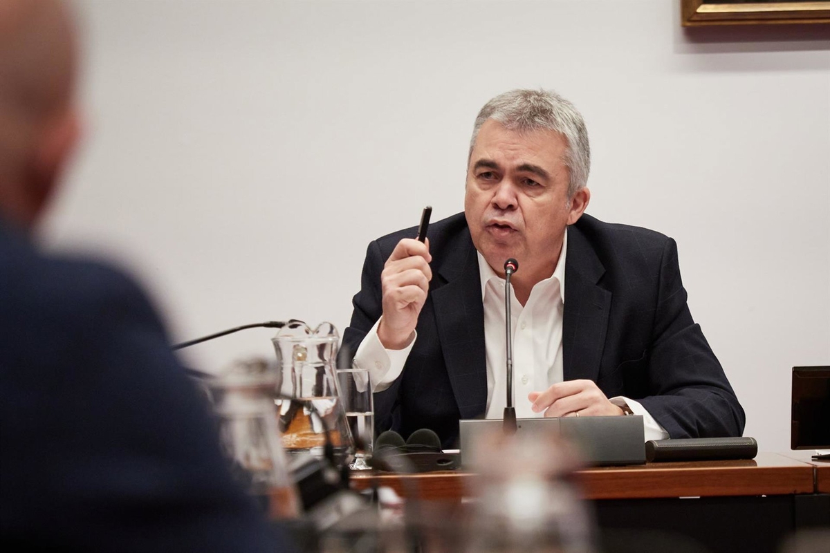 El ex secretario de organización del PSOE Santos Cerdán comparece en la Comisión de Investigación sobre adjudicaciones públicas del Parlamento de Navarra. (Eduardo Sanz/Europa Press)