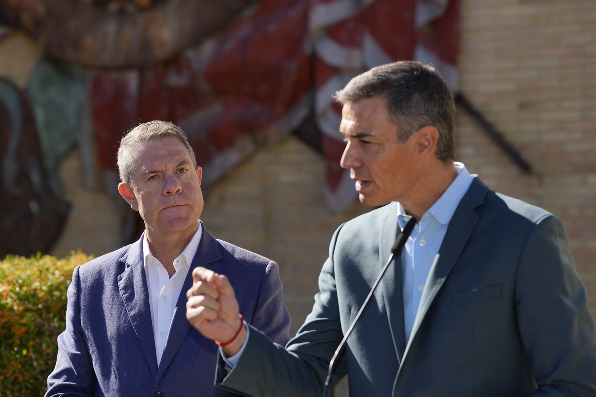 El presidente del Gobierno, Pedro Sánchez, acompañado por el presidente de la Junta de Castilla-La Mancha, Emiliano García Page (Lola Pineda / Europa Press)