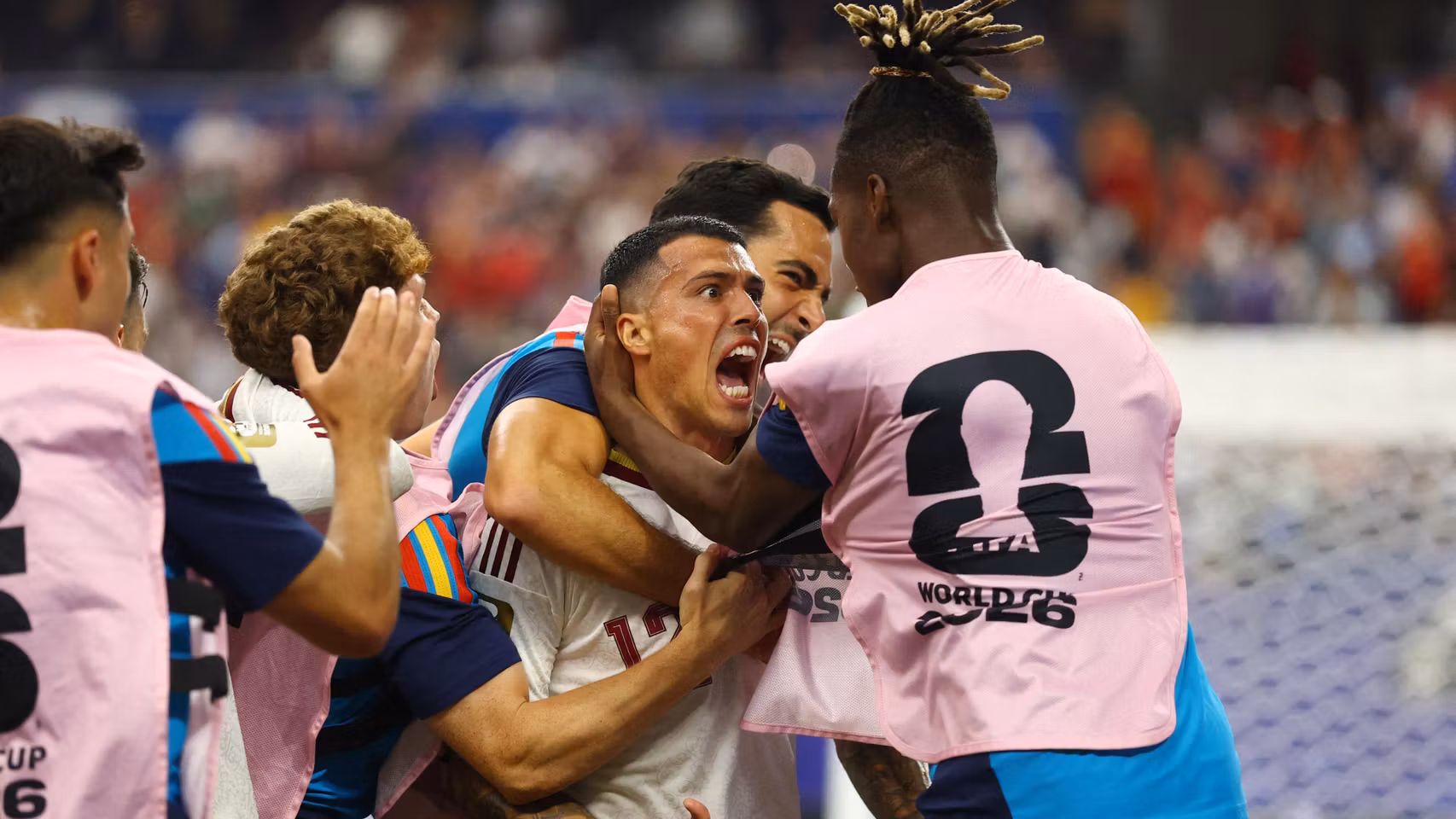 Pedro Porro, felicitado por sus compañeros tras el gol a Francia.