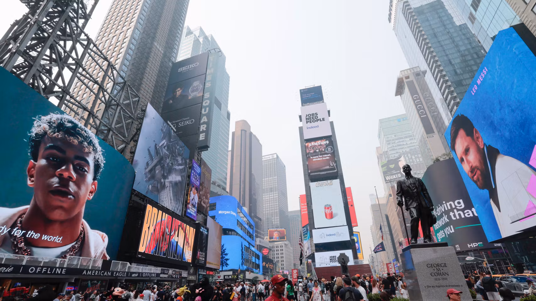 Los rostros de Lamine Yamal y Leo Messi en Times Square antes de la final del Mundial.