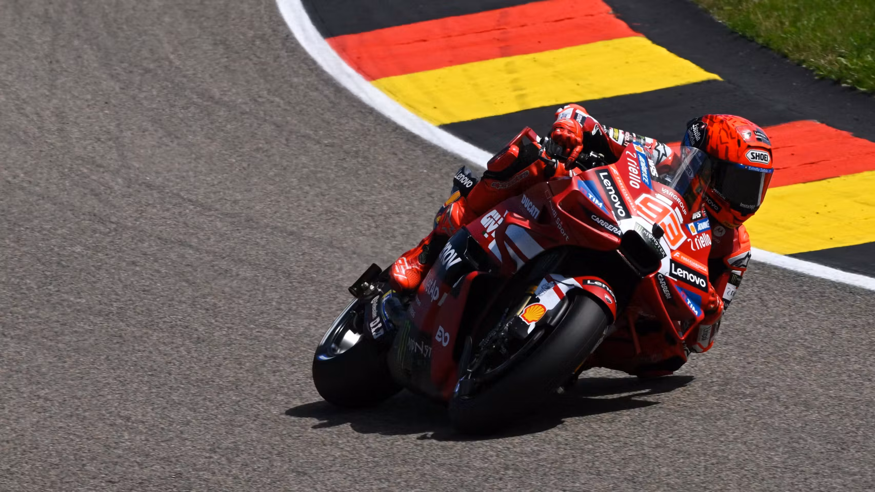 Marc Márquez traza un viraje, en el circuito alemán de Sachsenring.