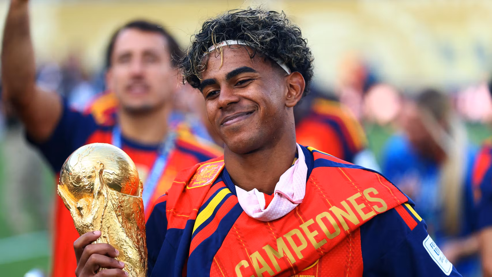 Lamine Yamal con la Copa del Mundo. 