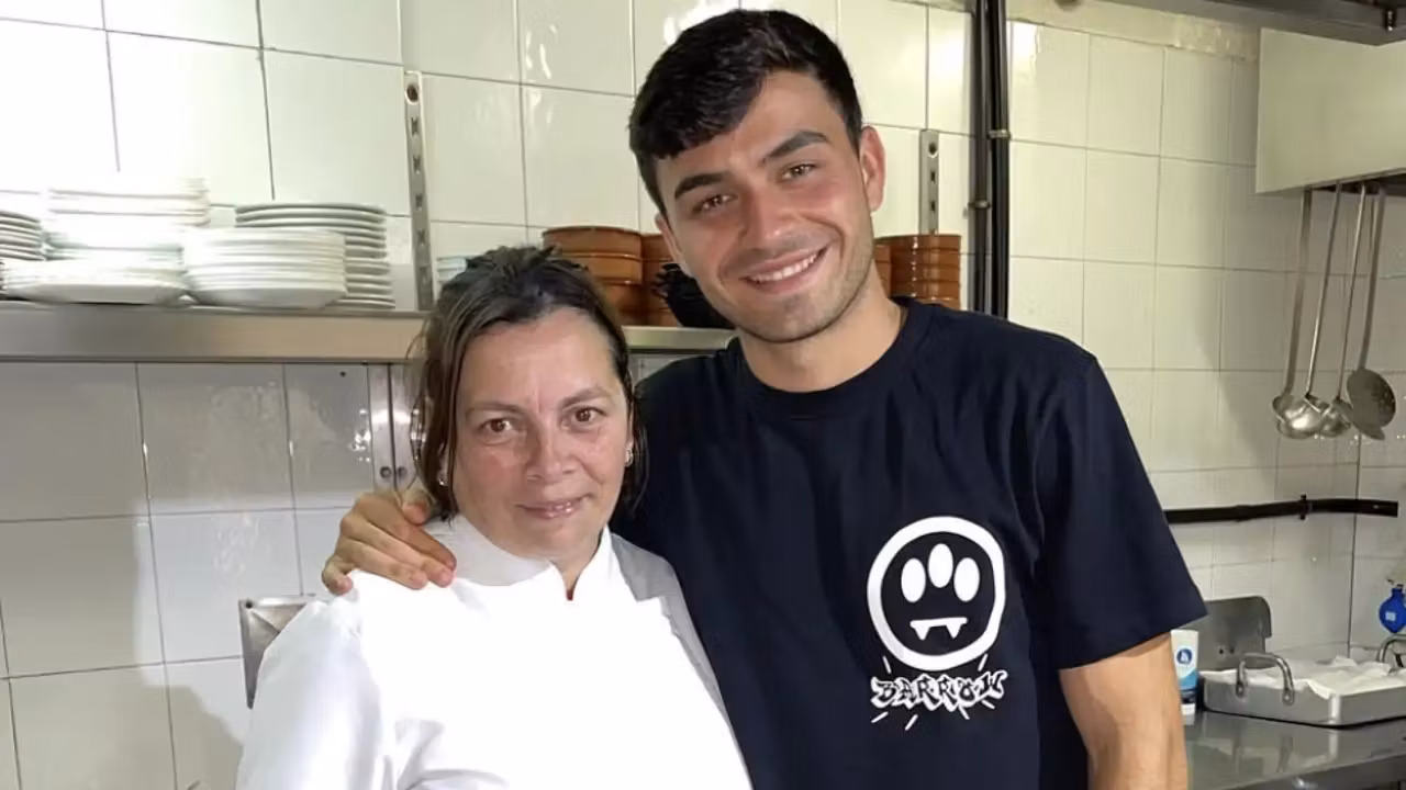 Pedri, junto a su madre. 