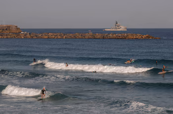 Surfistas disfrutan del oleaje en la playa de la Zurriola de San Sebastián. (EFE/Juan Herrero)