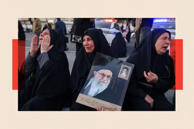 Mujeres vestidas con chador negro, llorando y sosteniendo un retrato de Ali Jamenei.
