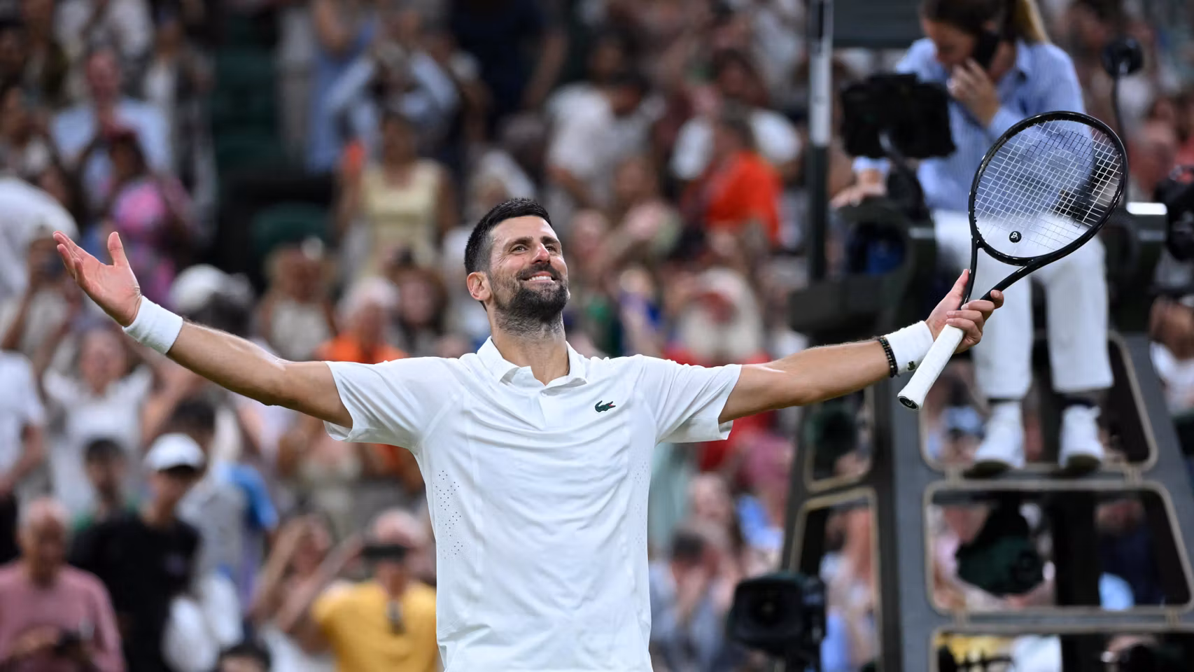 Djokovic celebra una victoria en Wimbledon. 