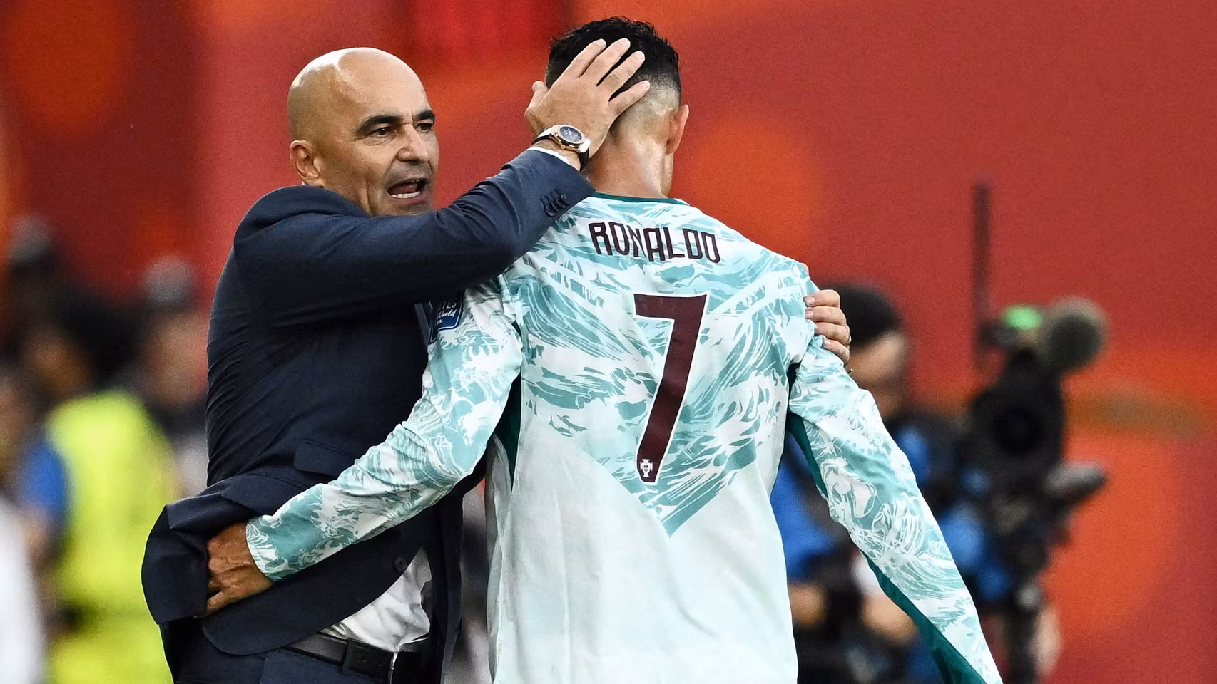 Roberto Martínez se saluda con Cristiano Ronaldo tras cambiarle.