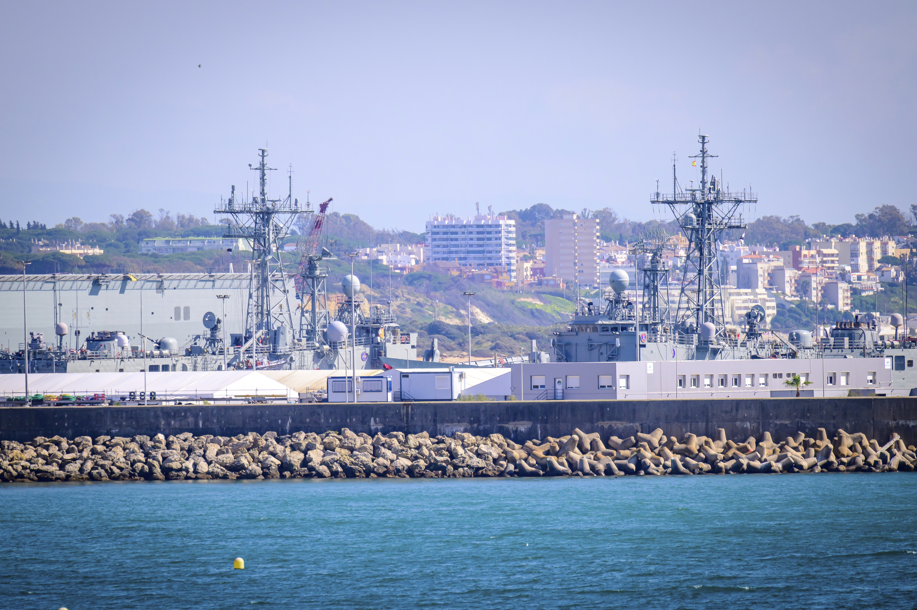 Barcos en la base naval de Rota