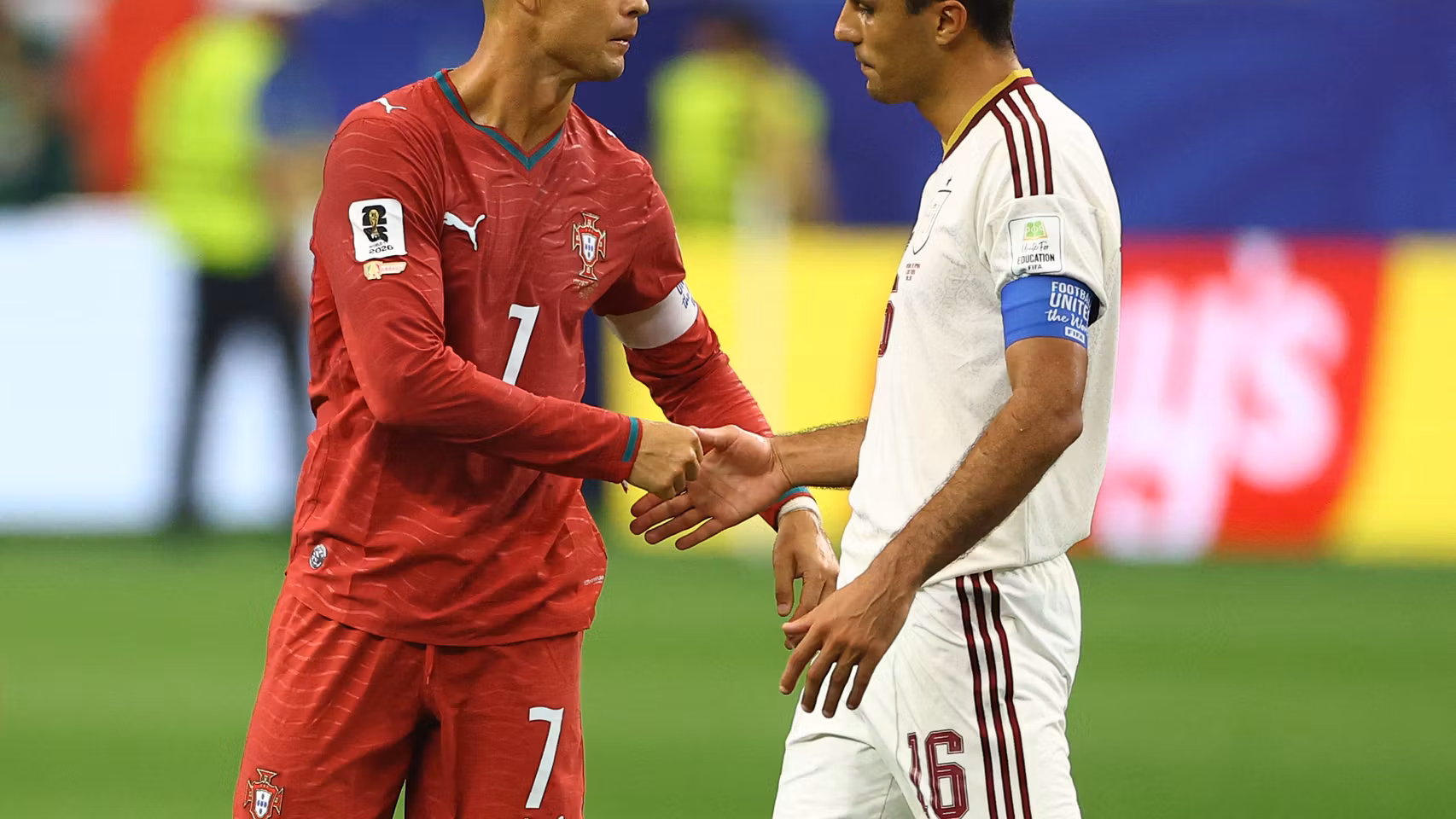 Rodri se saluda con Cristiano Ronaldo.