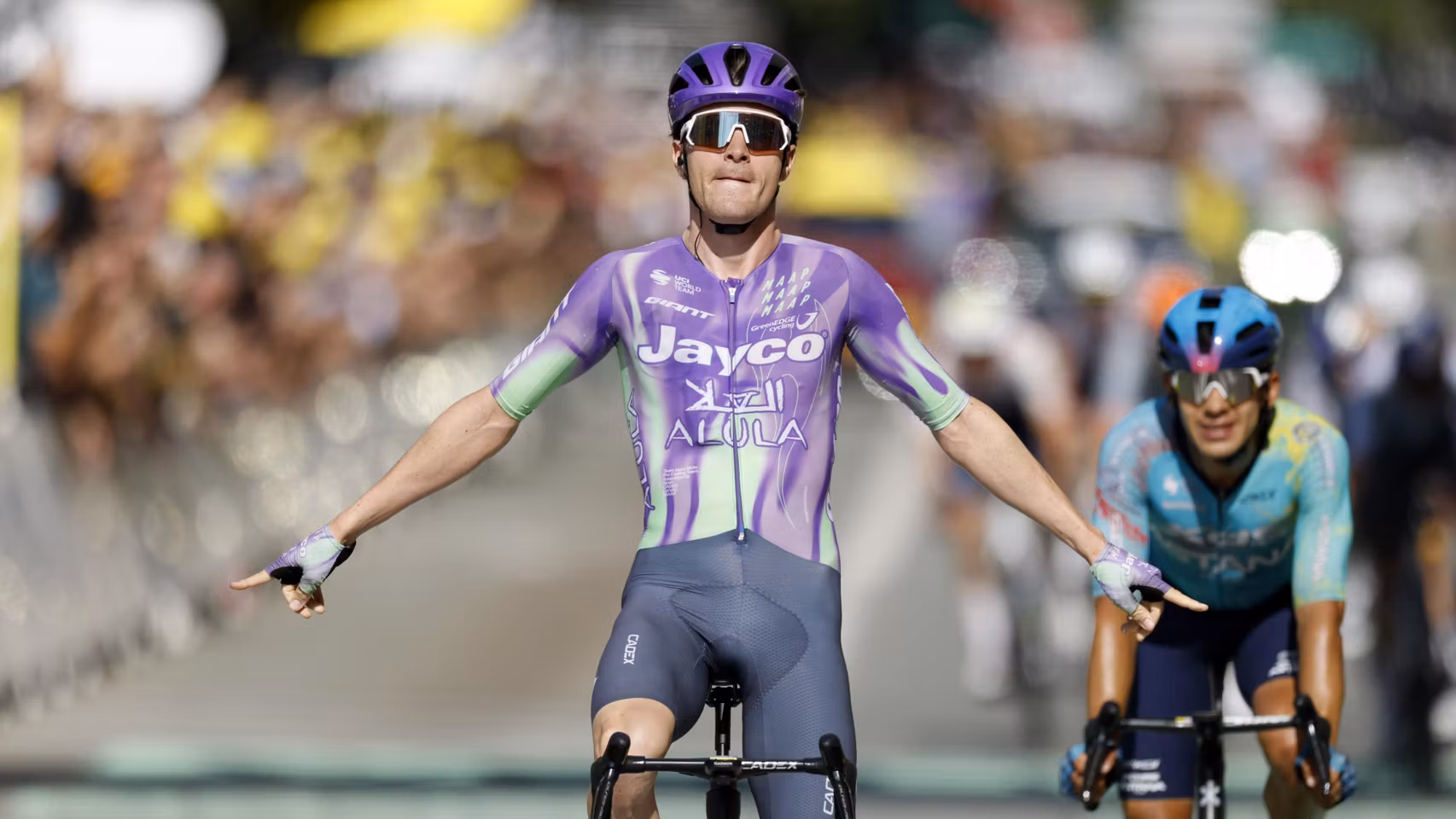 Mauro Schmid celebra la victoria en la etapa 13 del Tour de Francia.