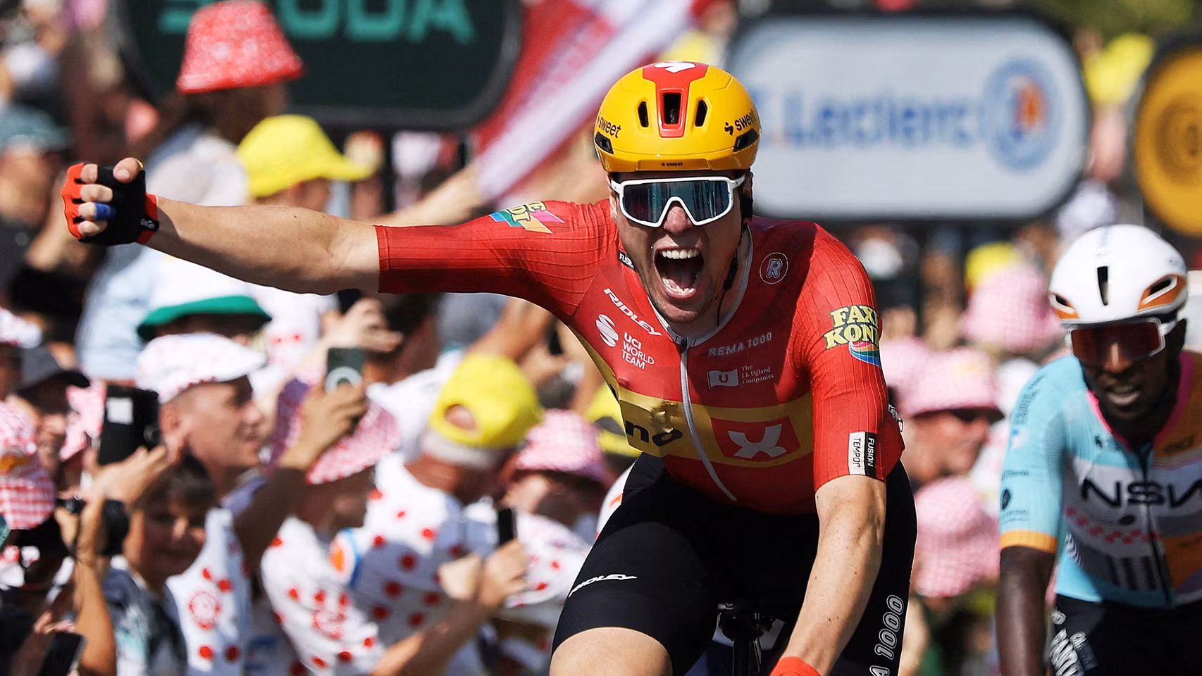 Soren Waerenskjold celebra su victoria en el Tour de Francia.
