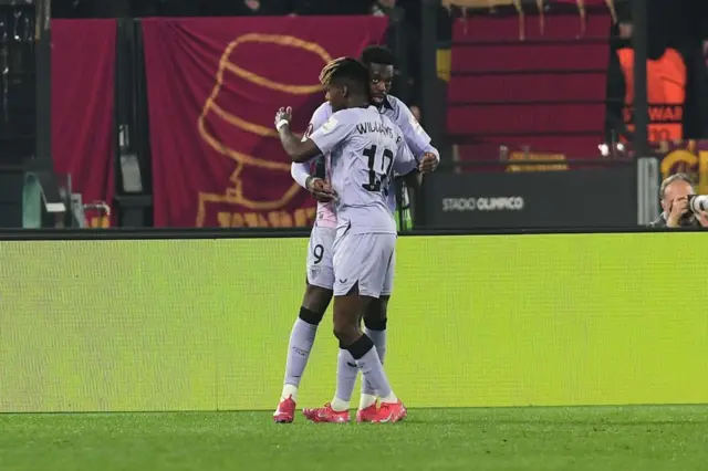 Iñaki y Nico Williams se abrazan luego de marcar el 1 a 0 contra la Roma en la Copa Europea de 2024-2025