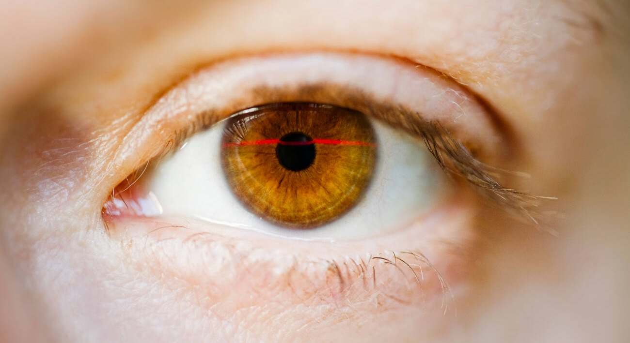 Un adolescente desarrolla una IA que diagnostica autismo y TDAH con una precisión del 89% mediante el escáner de retina