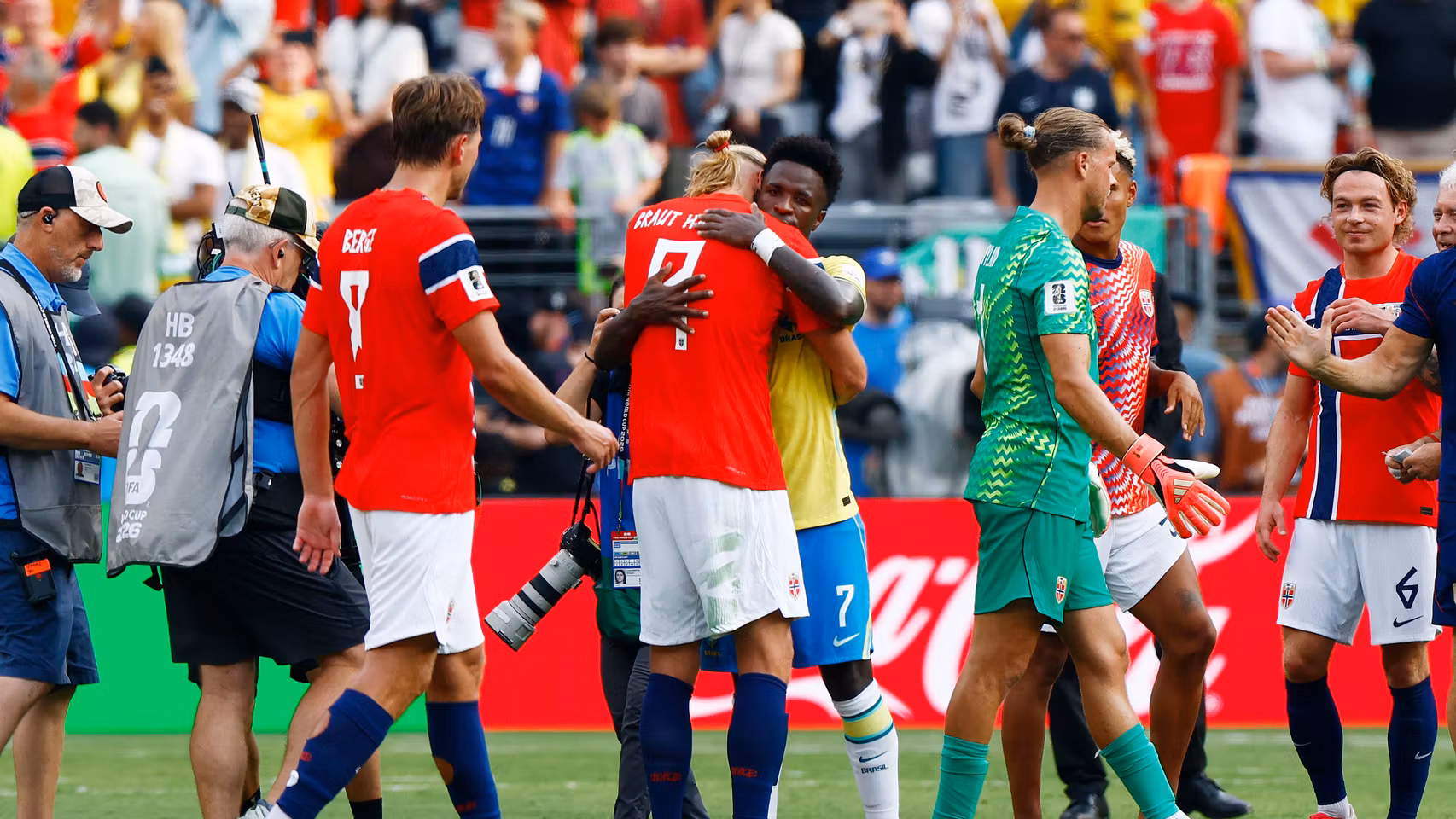 Haaland se abraza con Vinicius tras el Brasil - Noruega del Mundial.