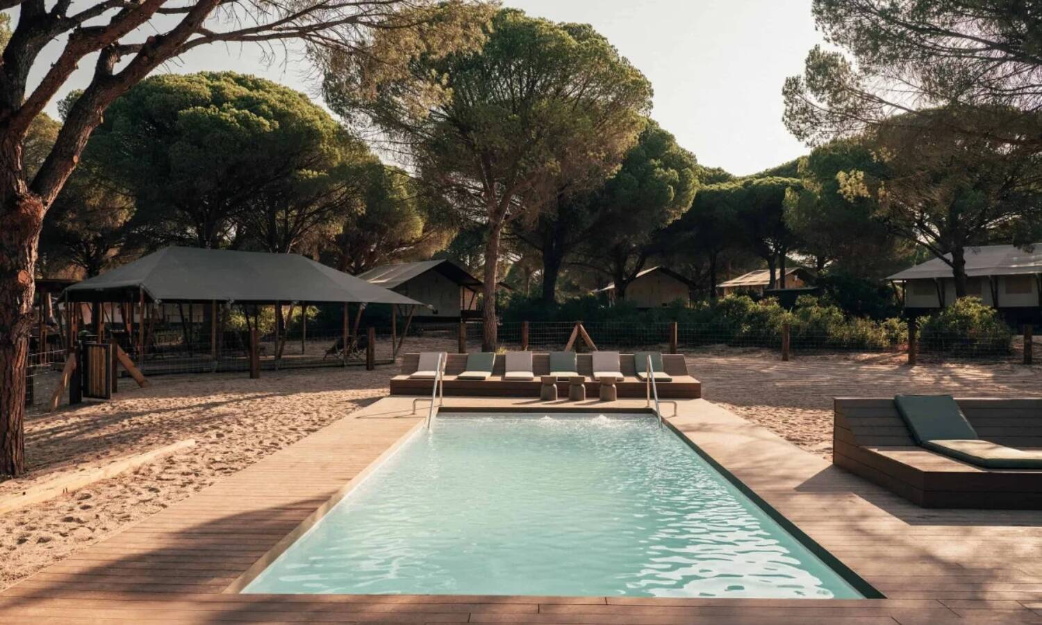 Foto: El ‘glamping’ en plena dehesa con cuatro piscinas y restaurante. (WeCamp)
