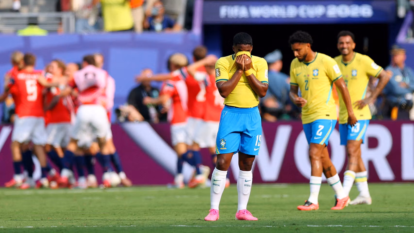 Los jugadores de Brasil, abatidos tras caer eliminados a manos de Noruega.