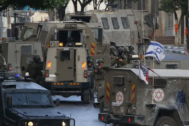 Un grupo de vehículos blindados en Nablus