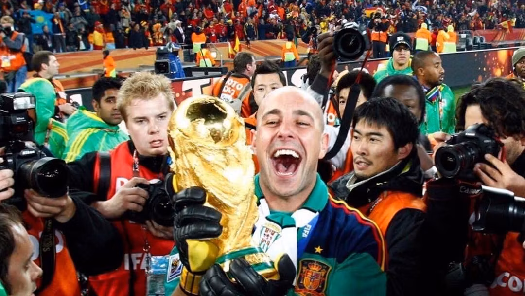 Pepe Reina, con la Copa del Mundo.