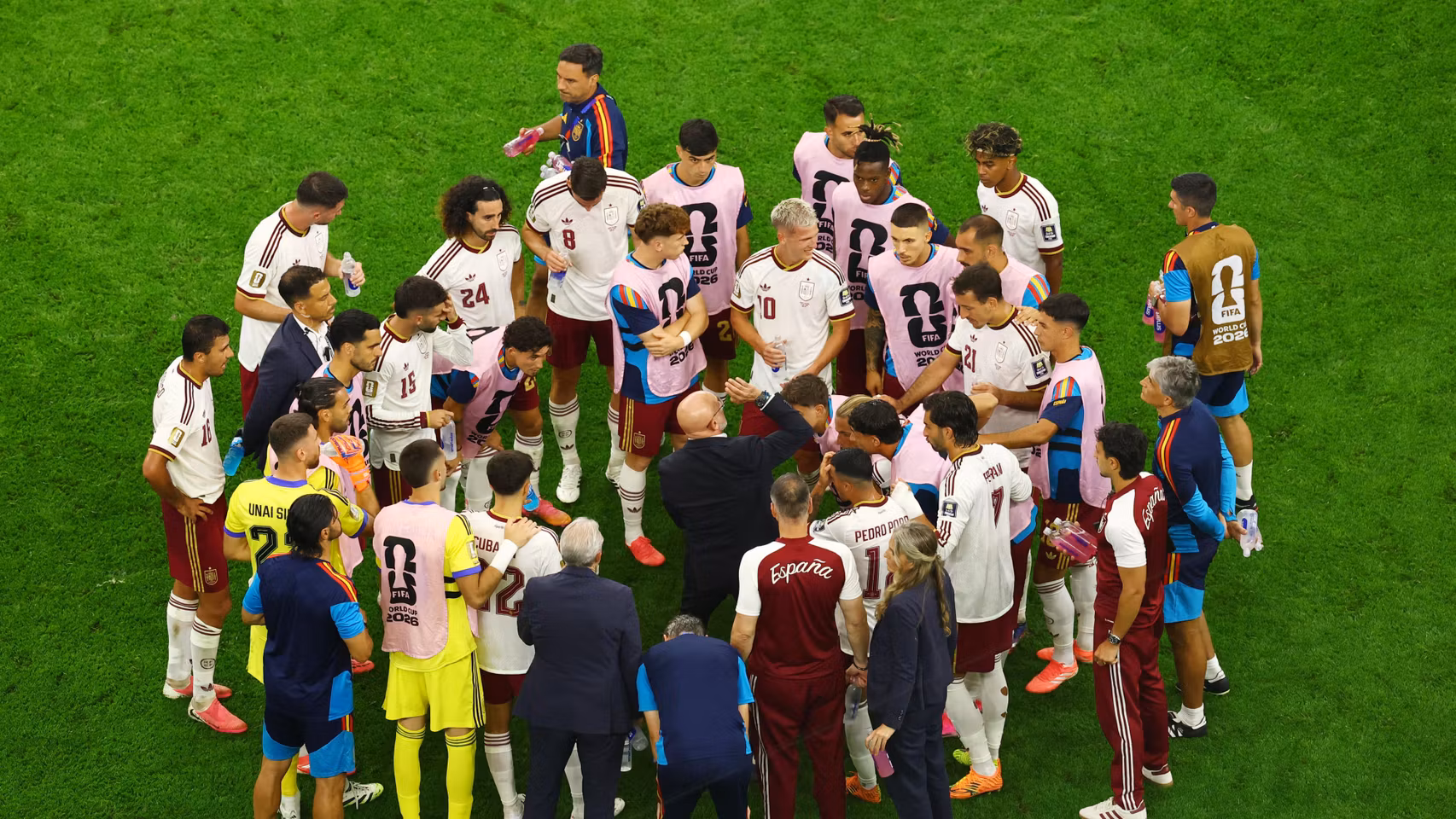 Luis de la Fuente dando instrucciones durante la pausa de hidratación de la primera parte.